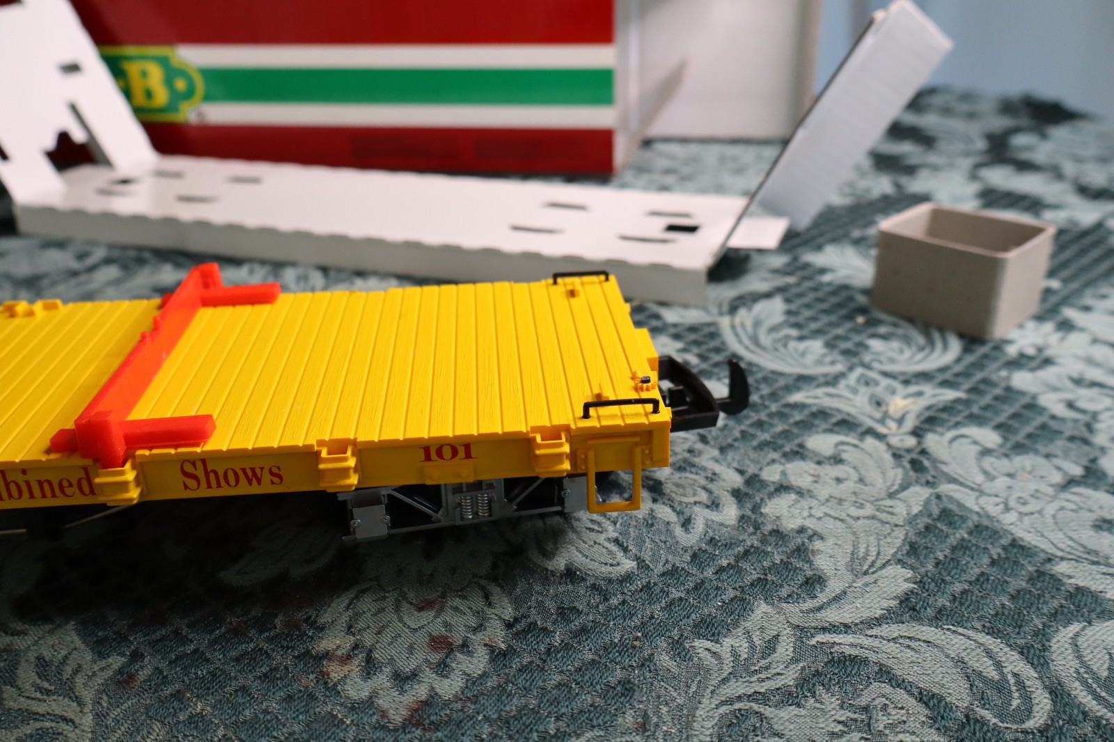 LGB 4160 – DG WILSON BROS CIRCUS LIMITED EDITION FLAT CAR (YELLOW)