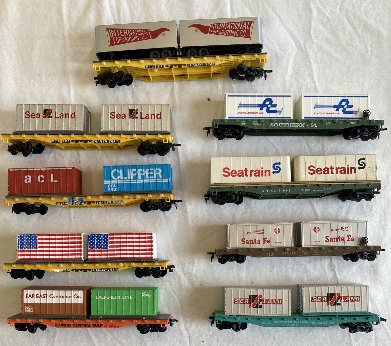 HO Trailer Train Piggyback Flat cars with trailers/contrainers – SOLD SEPARATELY