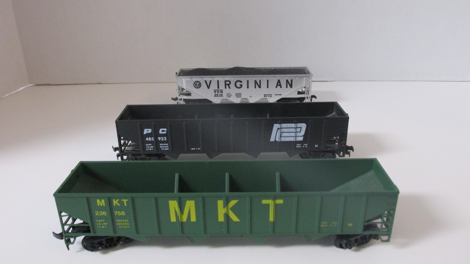 Ho scale,open hoppers,4 bay,bundle of 3,VGN 2610,MKT 236758,& PC 483922,plastic.