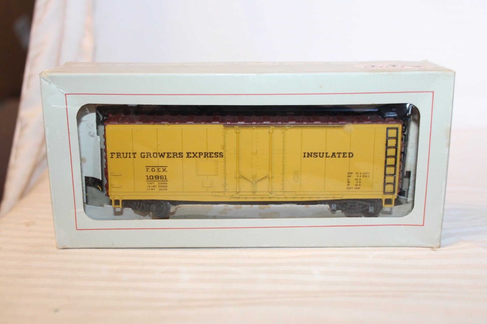HO Scale ATT Models, 40′ Box Car, Fruit Growers Express, Yellow, #10961 – 437