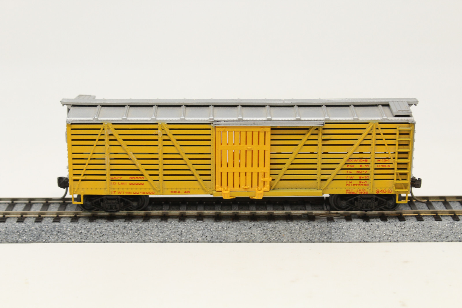 HO Train Miniature TM 40′ Stock Car Data Only Yellow RTR