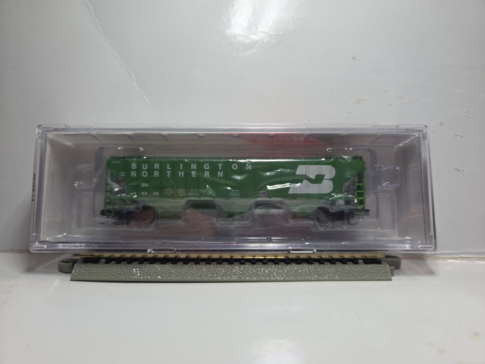 INTERMOUNTAIN N SCALE BURLINGTON NORTHERN 65302-34, 4750 CU.FT. RIB SIDED 3 BAY
