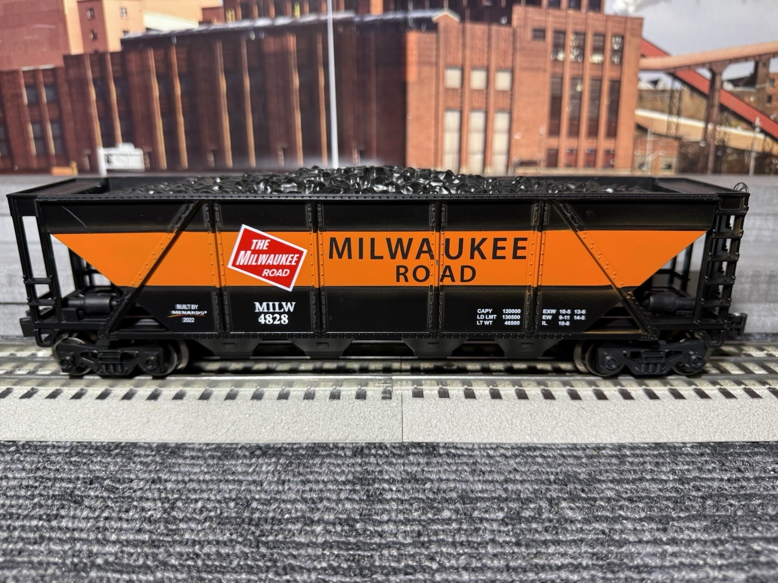 Menards #279-8948 & 279-4418 – Milwaukee Road Coal Hopper & Weathered Boxcar Set