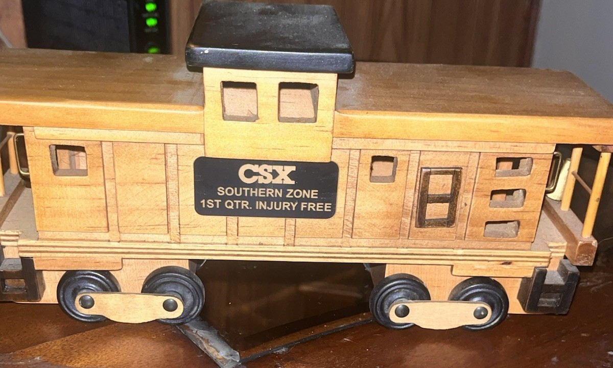 CSX HO Gauge Wooden Caboose Model Railroad Freight Car Brown/Black
