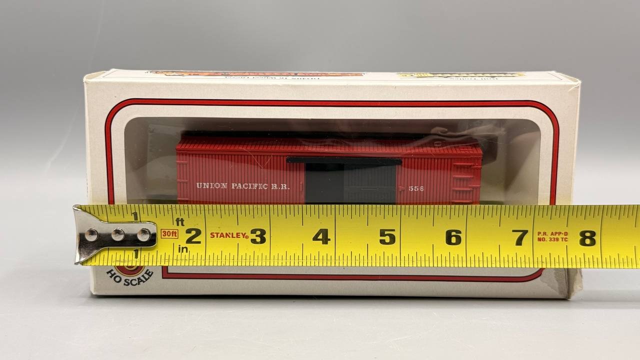 HO Scale Train Cars Lot Model Power Great Northern Reefer Bachmann UP Caboose NM