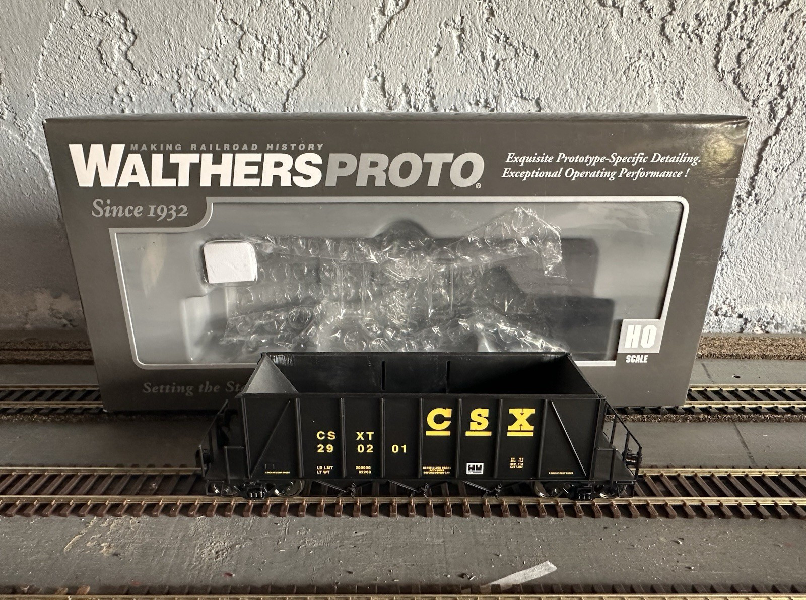 WalthersProto HO Scale CSX Hopper Freight Car 1:87