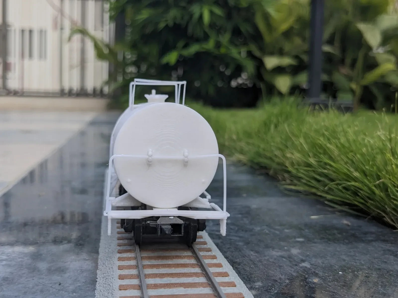 S‑Scale 8000 Gallon Tanker Car – Strong Plastic Model w/ Coupler & Bogies