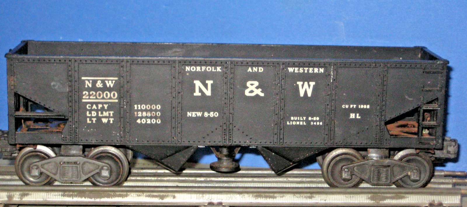 Lionel N&W operating dump hopper. #3456 Metal trucks, opening dump gates RTR
