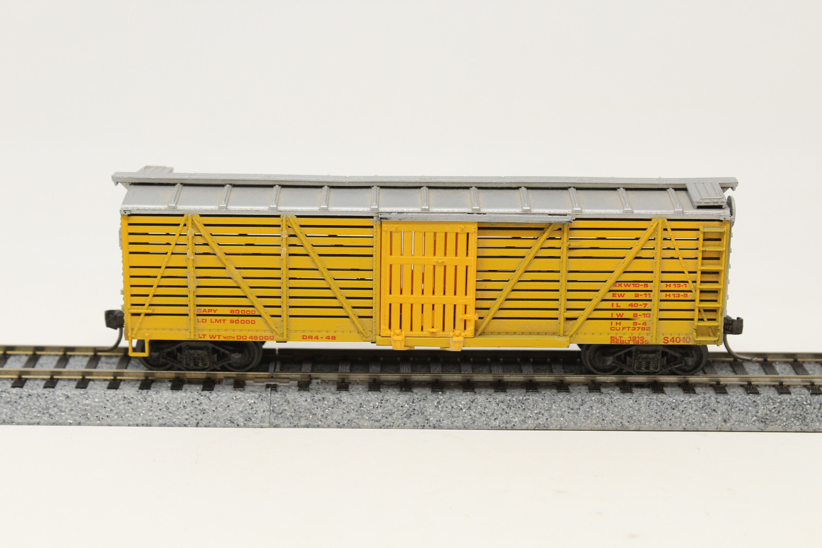 HO Train Miniature TM 40′ Stock Car Data Only Yellow RTR