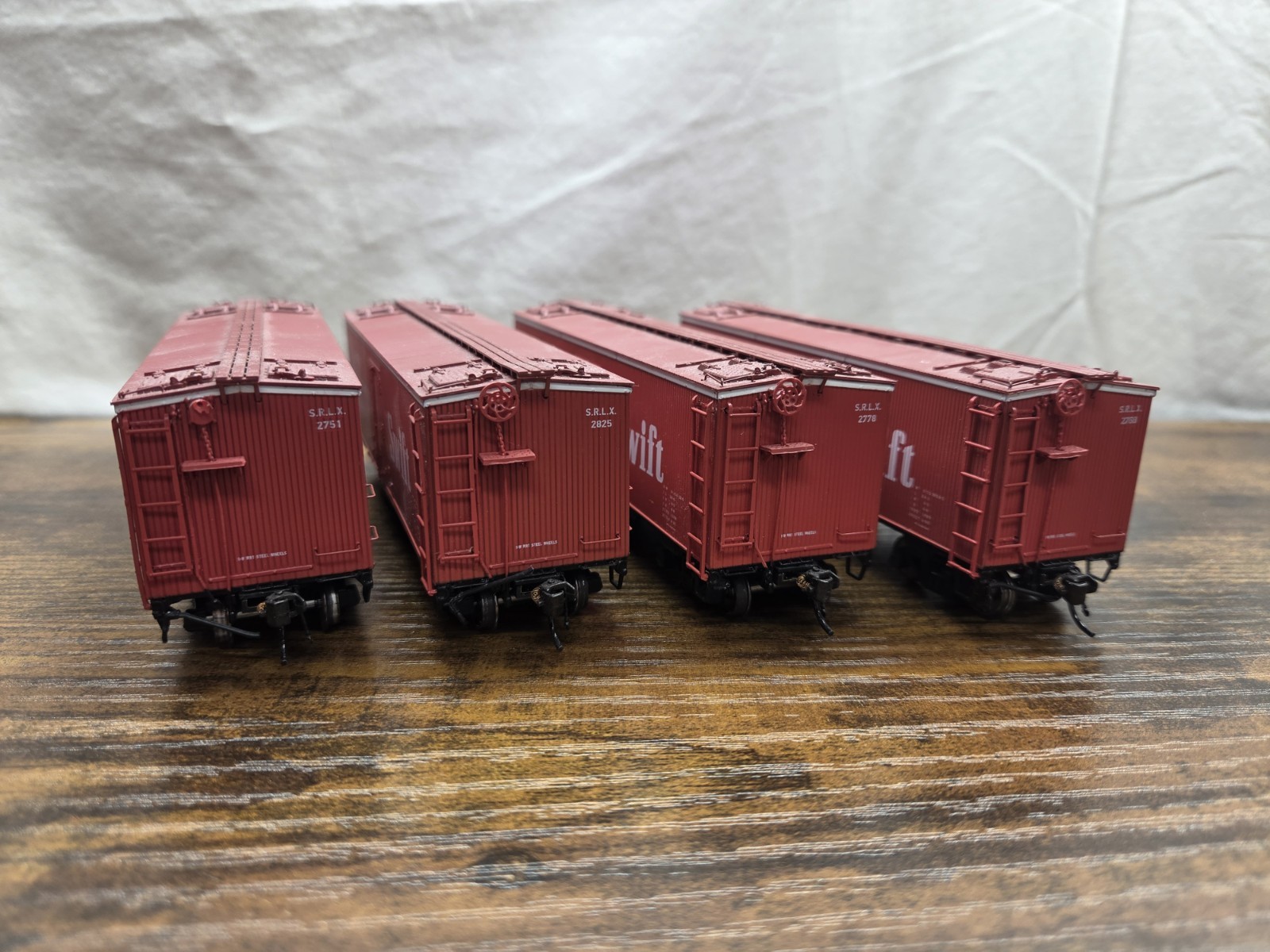 HO Scale Rapido SRLX 37’ Meat Reefer Swift – Set Of 4