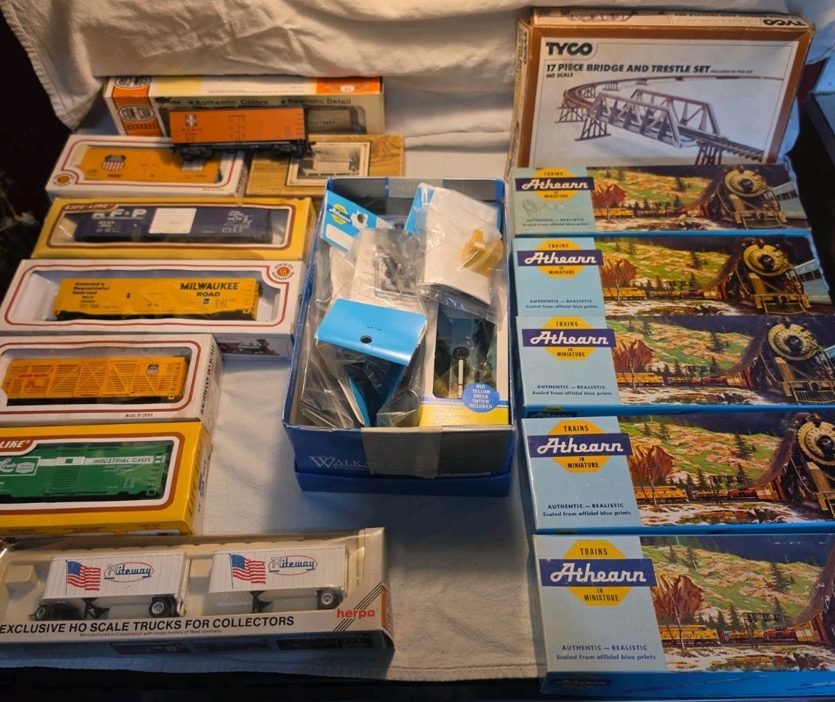 Life-Like Trains And Tractor Ho Scale Lot With Extras