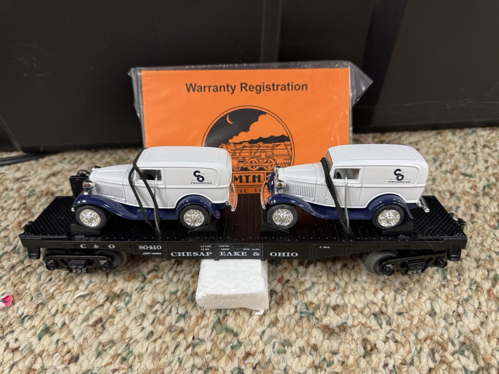 MTH 30-8304 O Chesapeake & Ohio Die-Cast Flatcar w/ 1932 Ertl Panel Vans #80410