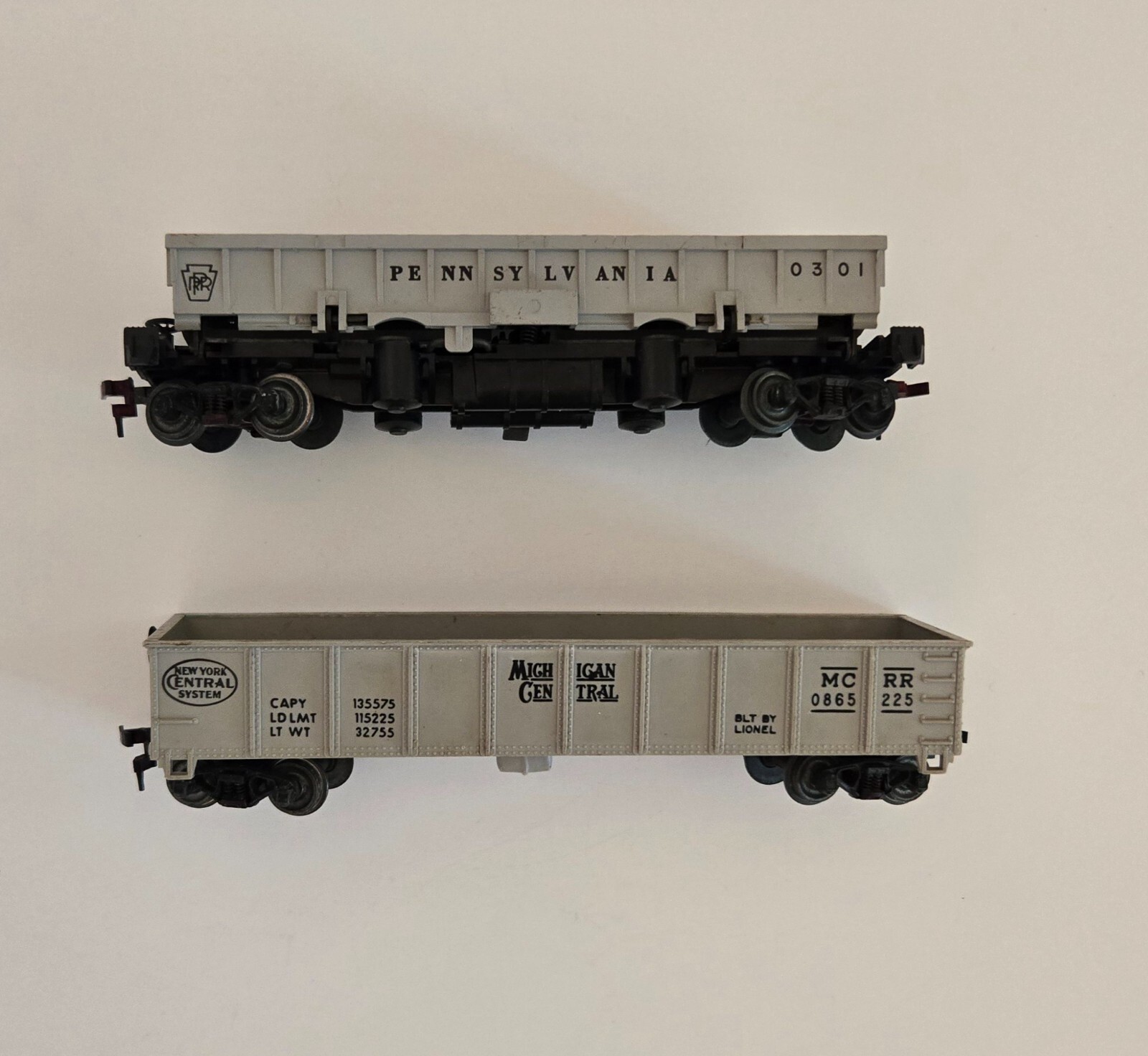 Lionel HO Lot (2)Train Cars Pennsylvania Dump Flat #0301, Michigan Central #0865
