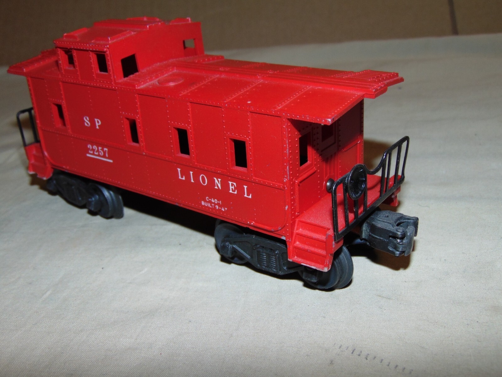 LIONEL O 2257 RED EARLY MODEL CABOOSE