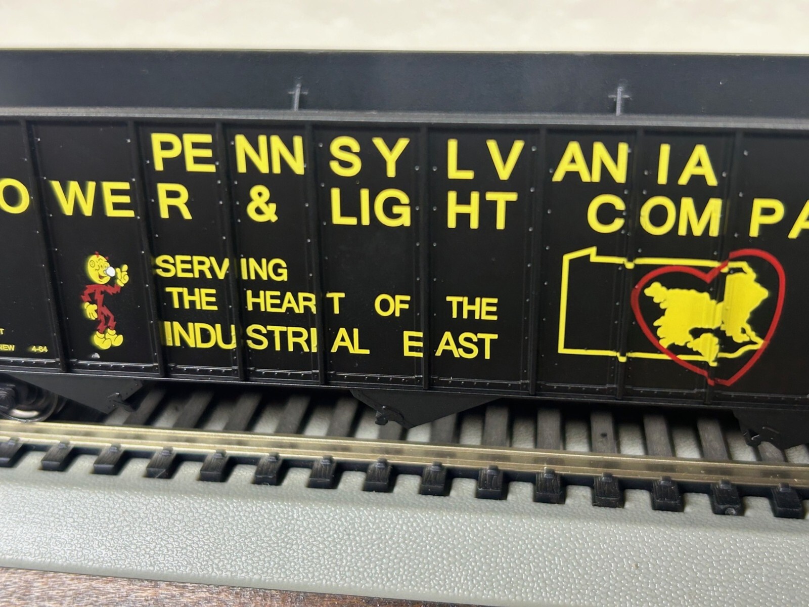 REDDY KILOWATT -PENN POWER & LIGHT 100T 3 BAY COAL HOPPER HO SCALE GOLD LINE NEW