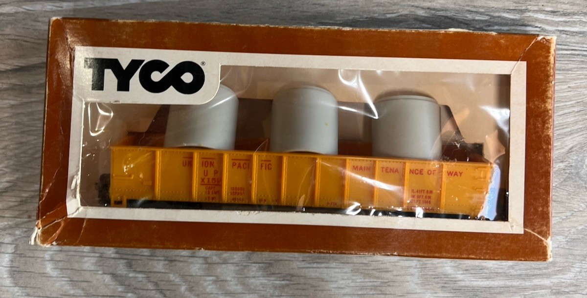 Vintage Tyco Train Toy 341B 250 Gondola Car w Pipe Load Union Pacific Yellow