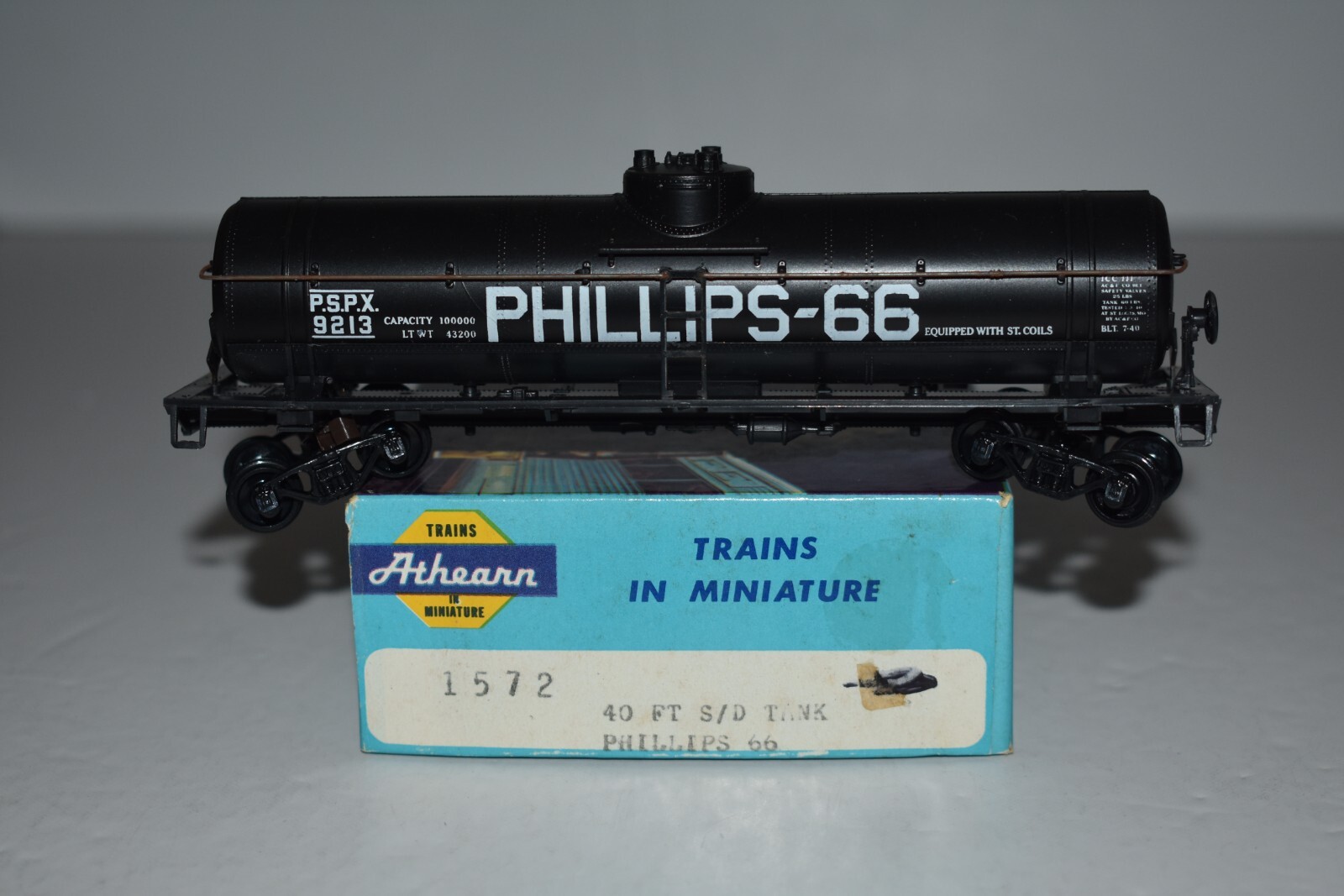 HO Scale Athearn Phillips 66 40′ Single Dome Tank Car 9213 C43068