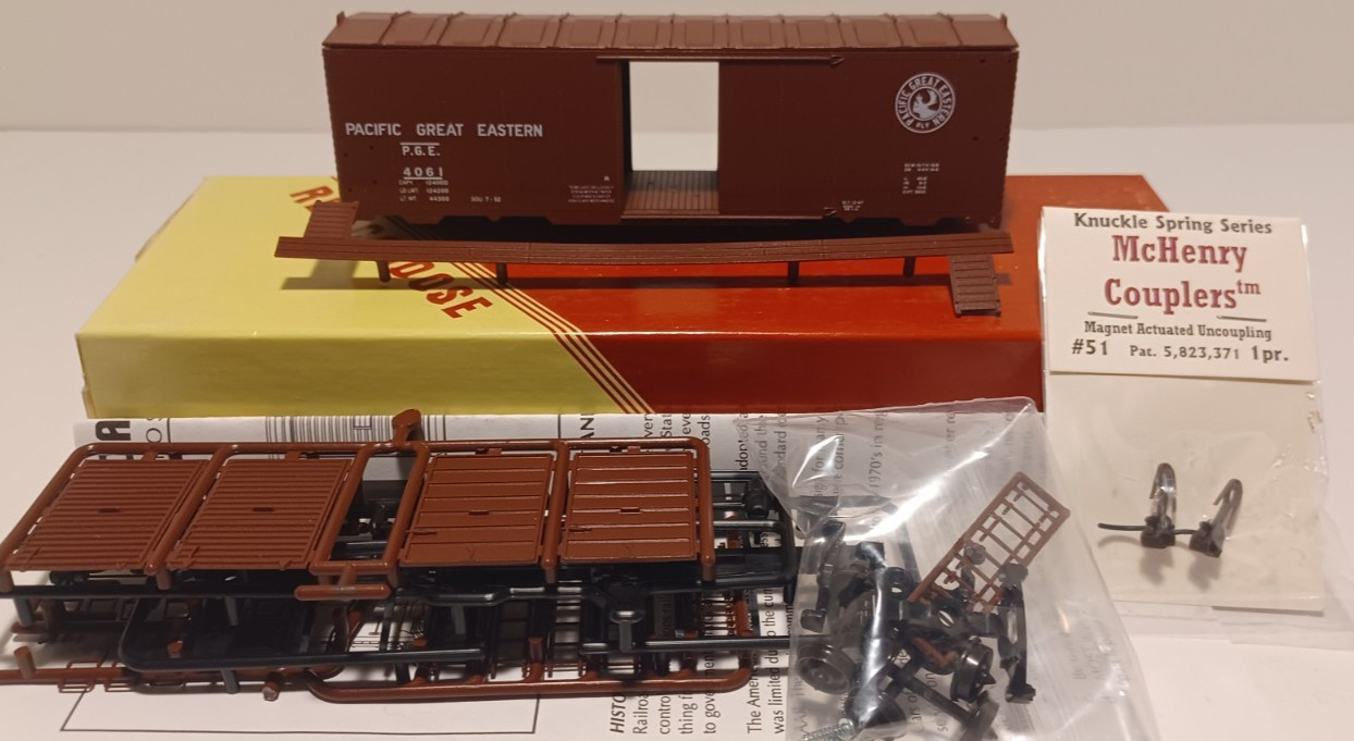 HO SCALE RED CABOOSE RC-8045-4 PACIFIC GREAT EASTERN 40 Box Car #4061 New Kit !!