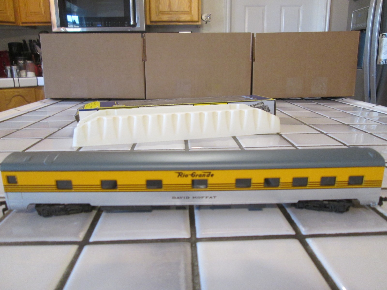 AHM/RIVAROSSI DENVER & RIO GRANDE WESTERN PASSENGER CAR HO SCALE