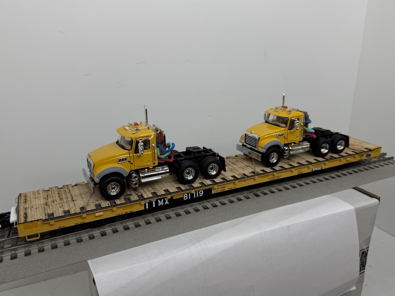 ATLAS O 3 rail TTMX 81119 CUSTOM 68’ w/2 MACK GRANITE Road Tractors Ralphstrains