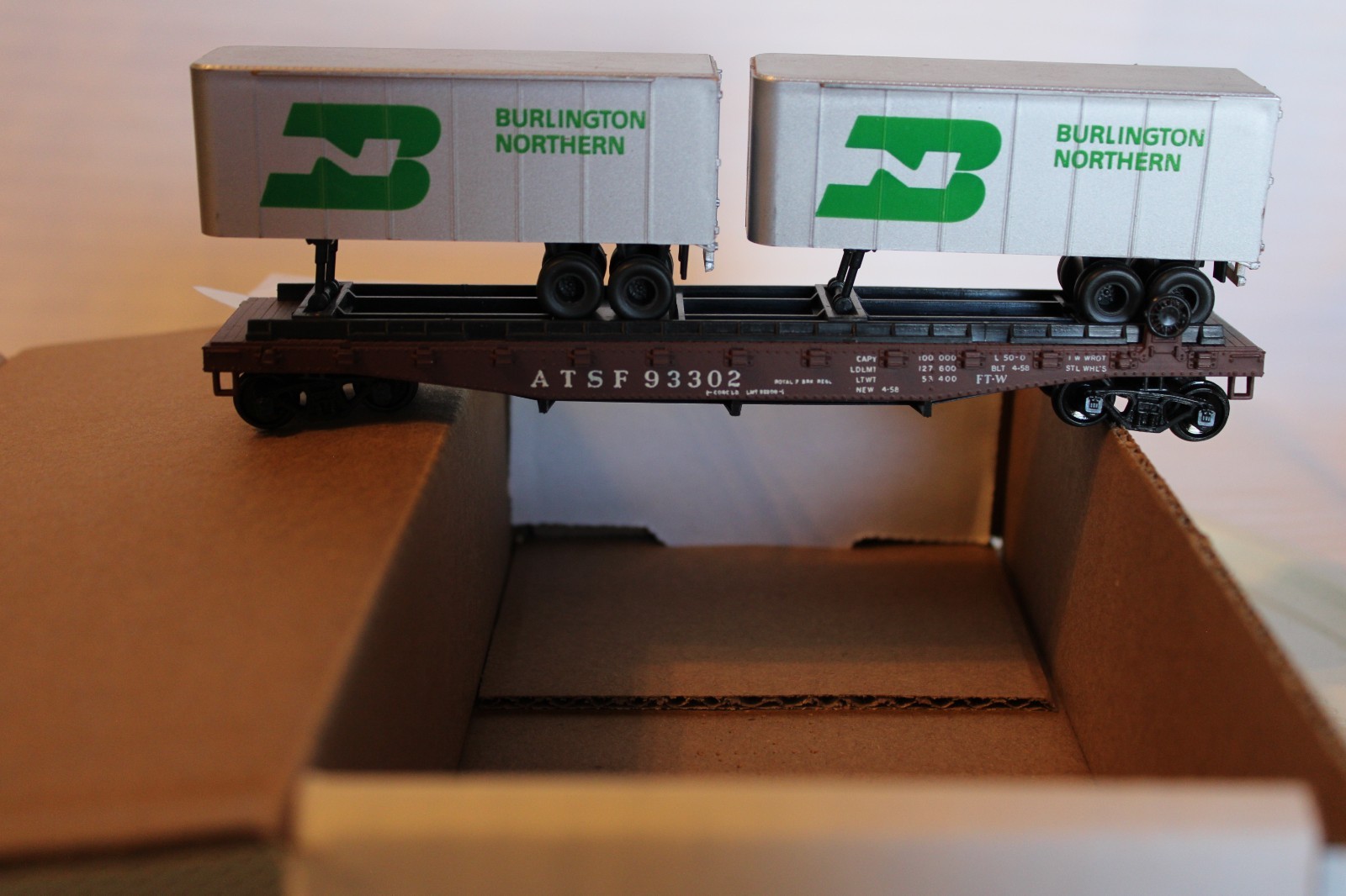 HO Scale Athearn, 50′ Flat Car & 2 BN Trailers, Santa Fe, Brown, #93302 (WB)