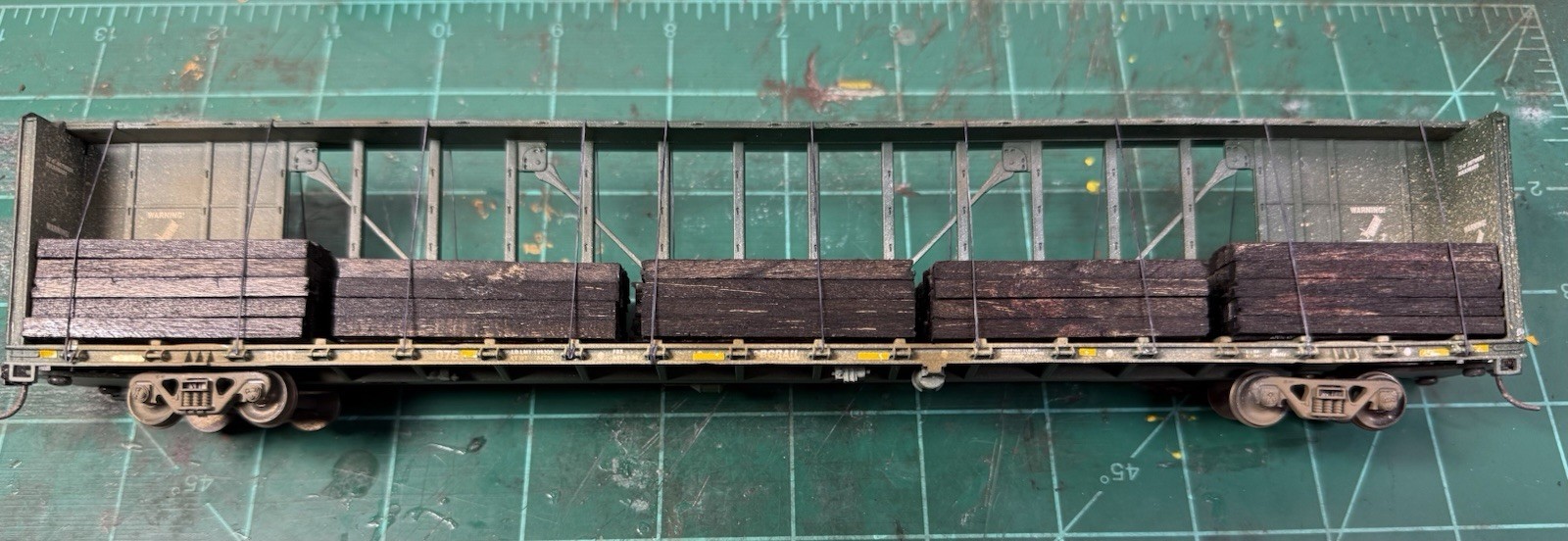 HO Scale Walthers Centerbeam Flatcar Weathers Custom Switch Tie Load