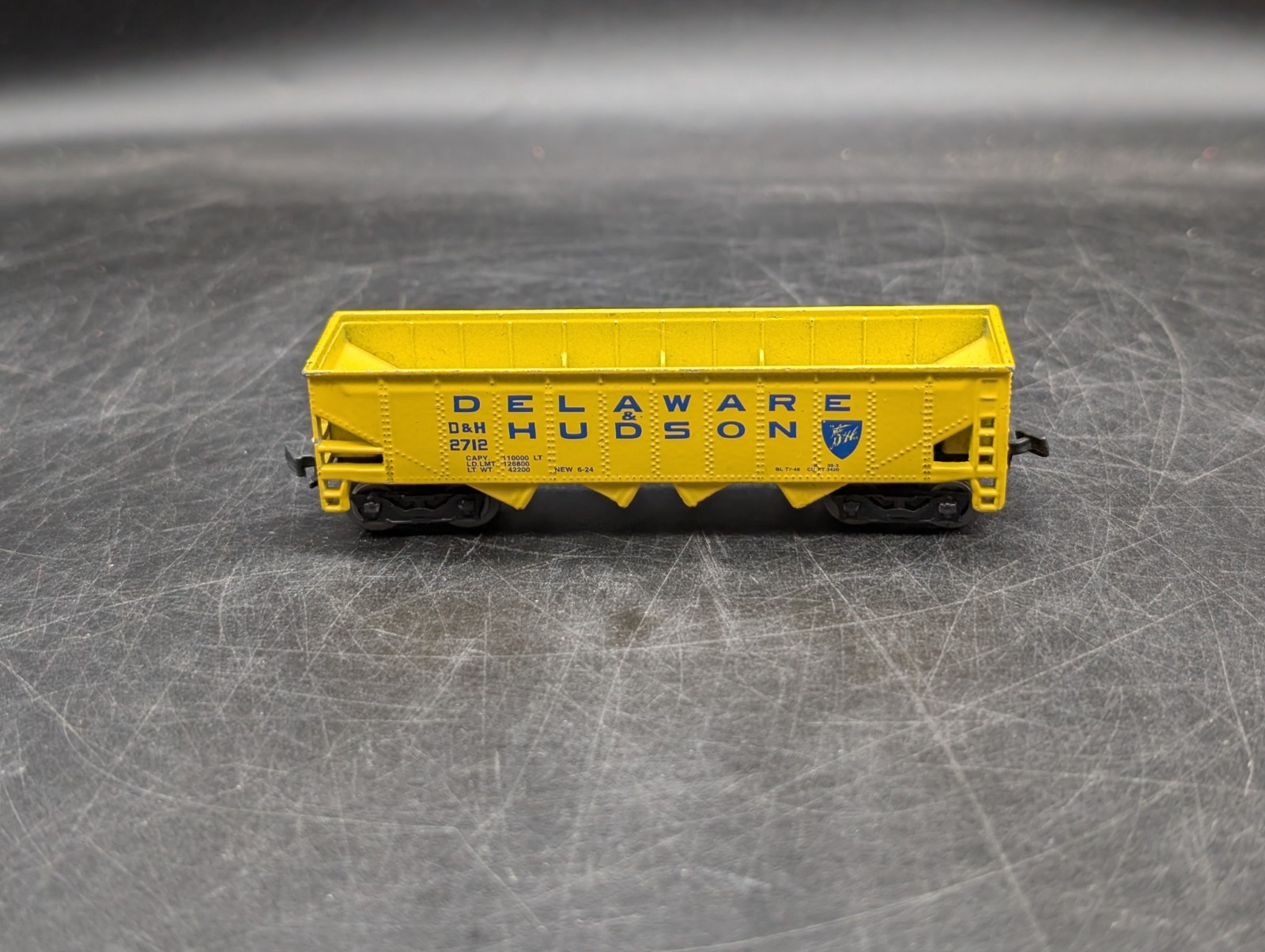 MAISTO ON TRACK DIECAST METAL & PLASTIC DELAWARE & HUDSON 4 BAY HOPPER