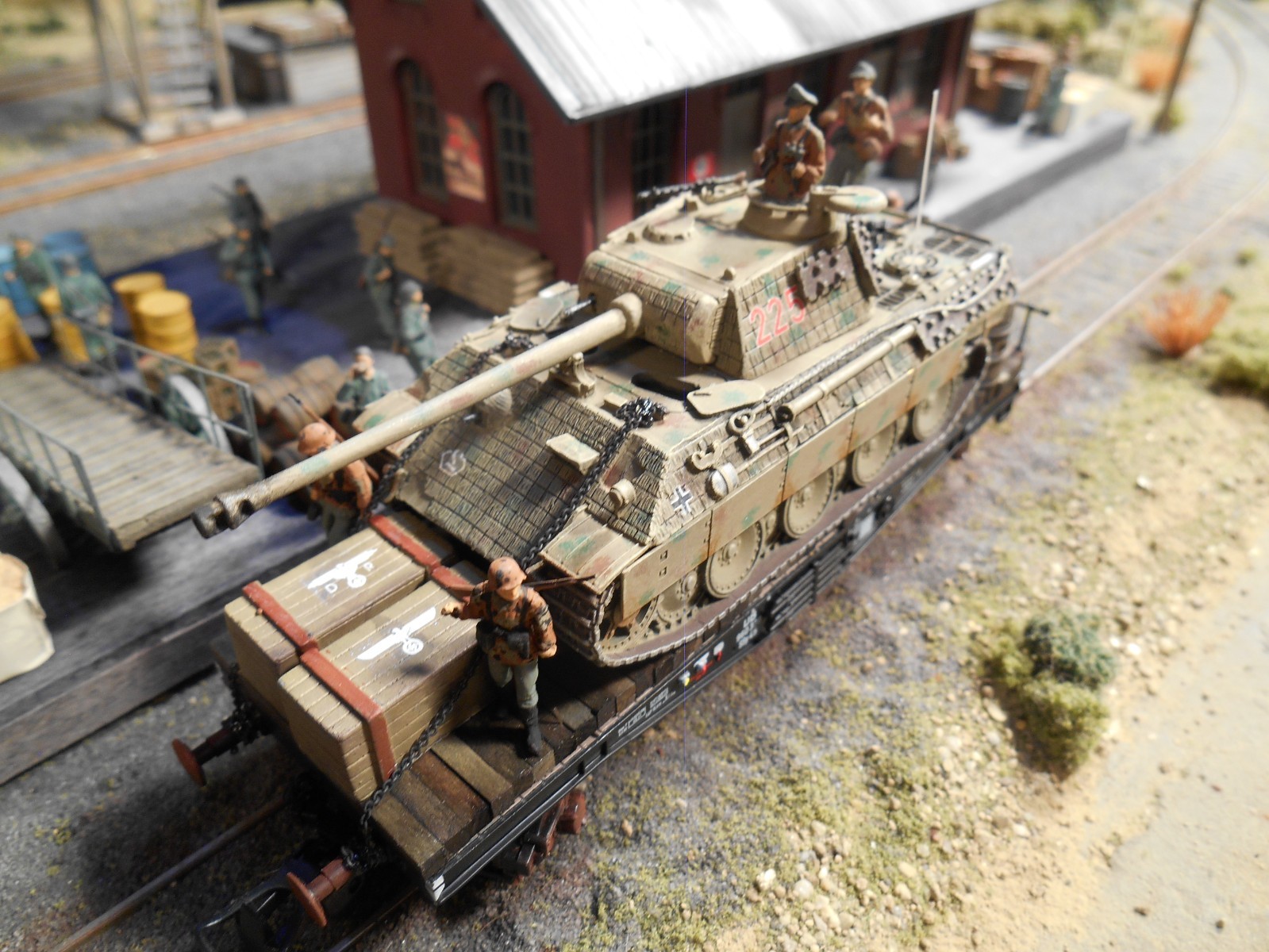 HO Roco Minitank 6th Panzer Army Tank Car with Soldiers A2829