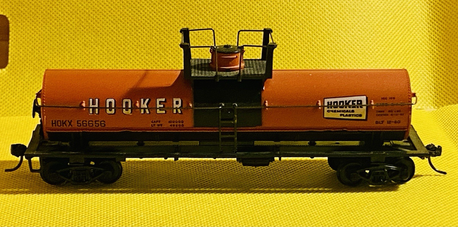 HO Scale Hooker 40′ Chemicals Plastics Tank Car #56656 Built No Box
