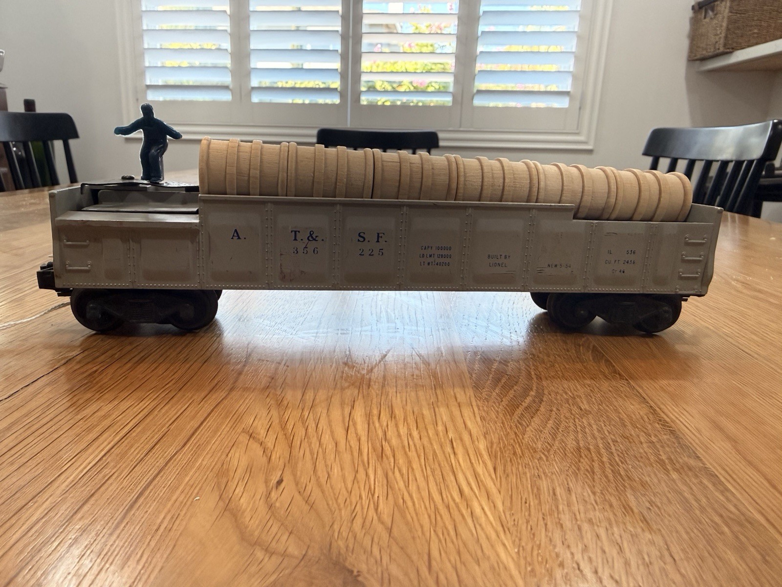 Lionel 356 Operating Barrel Car (Santa Fe ATSF 356), O Gauge. Barrels included