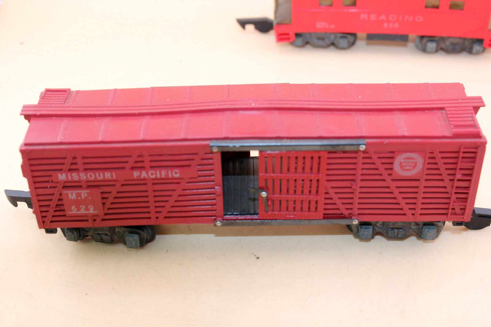 4 AMERICAN FLYER S GAUGE FREIGHT CARS 634 SEARCH LIGHT, 716 SIDE DUMP, 629 630