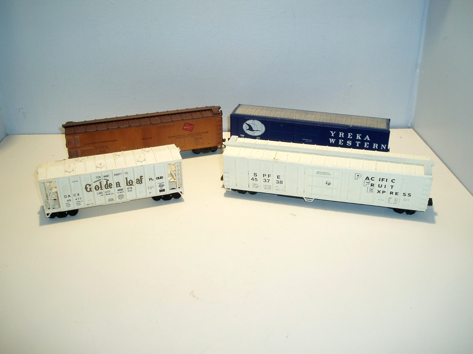 4 HO freight cars, various manufacturers, some repair needed.