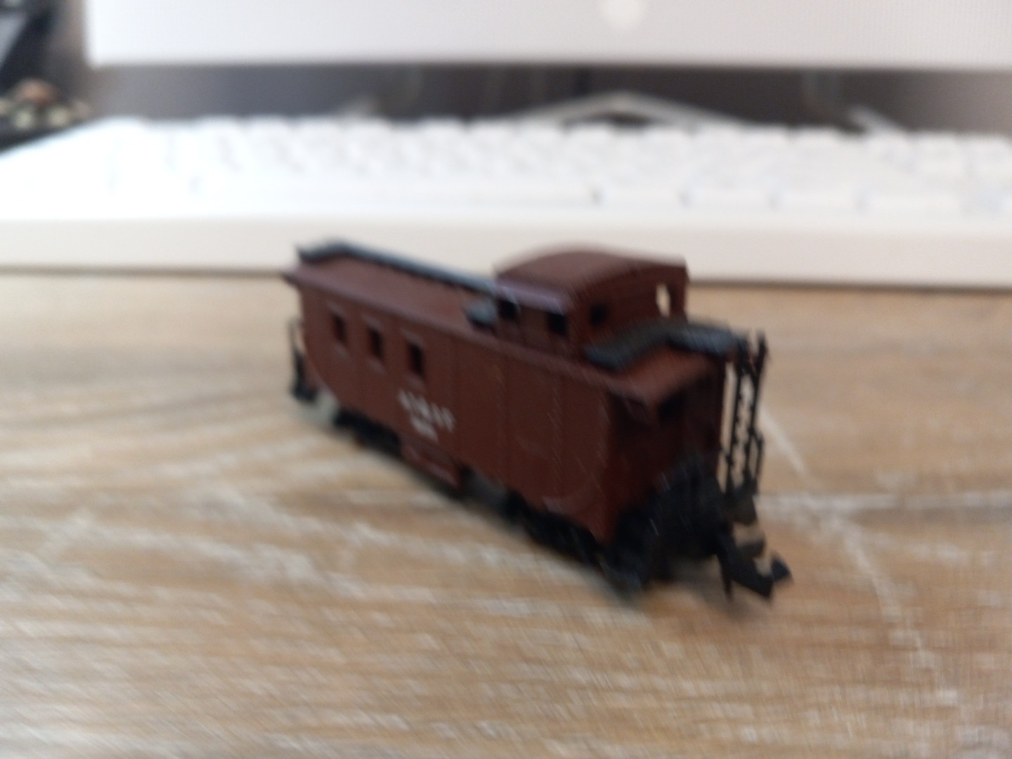 UNKNOWN MAKE. N SCALE. CABOOSE, AT & SF. W/METAL WHEELS. FREE SHIPPING