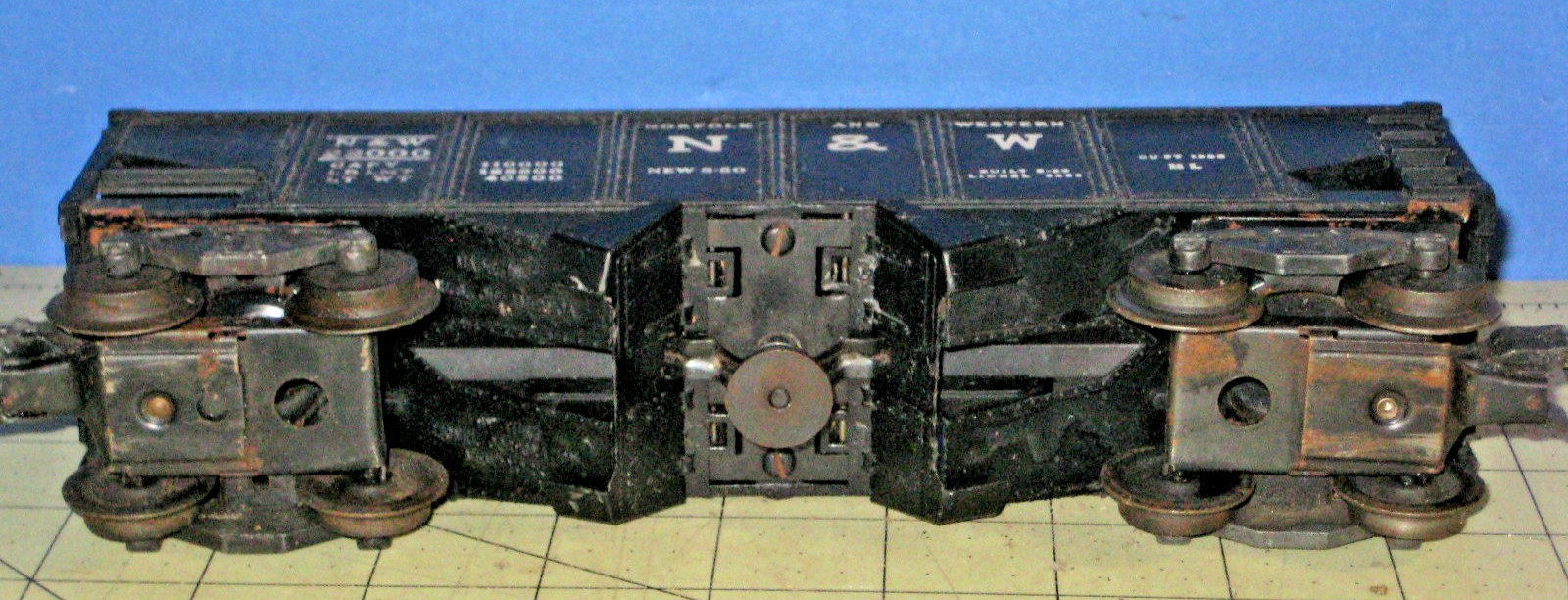Lionel N&W operating dump hopper. #3456 Metal trucks, opening dump gates RTR