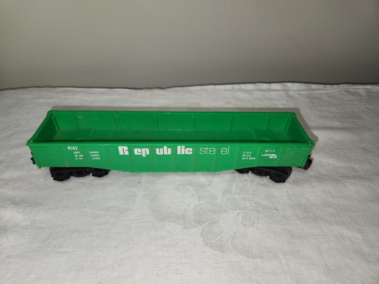 Vintage Lionel O27 Freight Flat Cat Lot with Load Plastic Republic Steel Penn