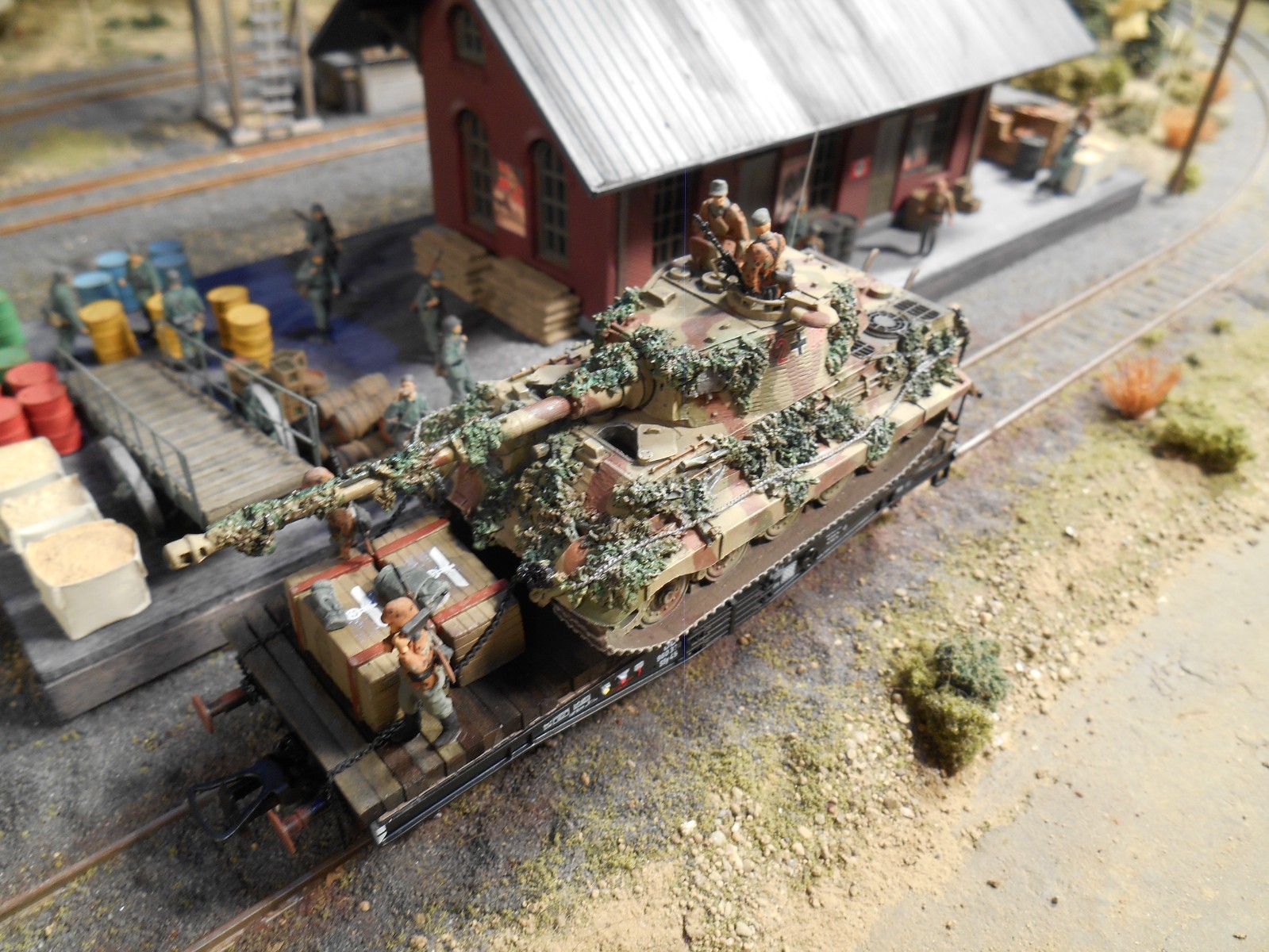 HO Roco Minitank 6th Panzer Army Tank Car with Soldiers A2832