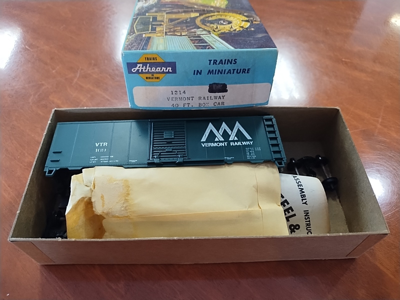 Athearn BlueBox HO-Scale 1214 VTR Vermont Railway 40′ Box Car Kit #169