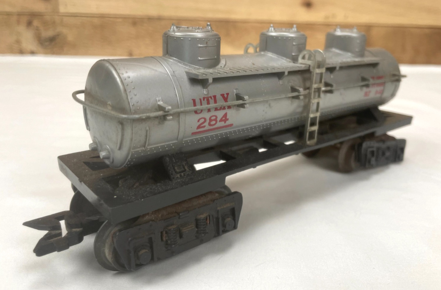 VINTAGE 1946 MARX UTLX NO.284 THREE DOME TANK CAR w/STEEL LADDERS & RAILS