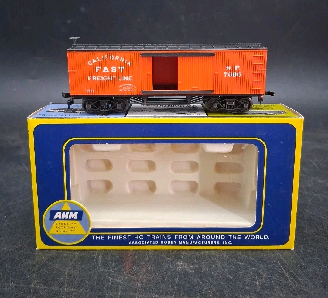 AHM 6242 HO Scale Oldtime Box Car California Fast Freight Line SP 7686