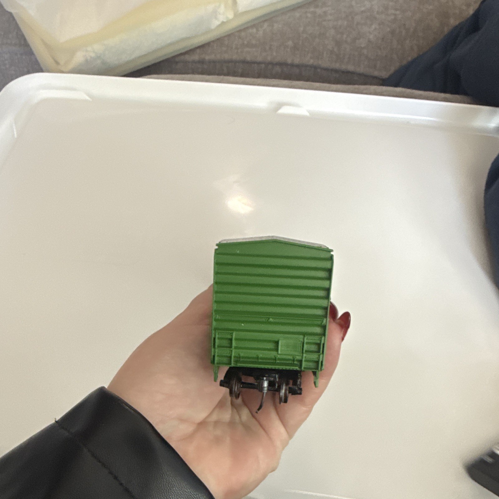 HO 1:87 Burlington Northern Box Car Green/White/Black Analog DC 2-Rail 247908
