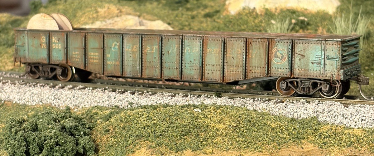 HO Great Northern 50’ Gondola rail car CUSTOM WEATHERED/LOAD.