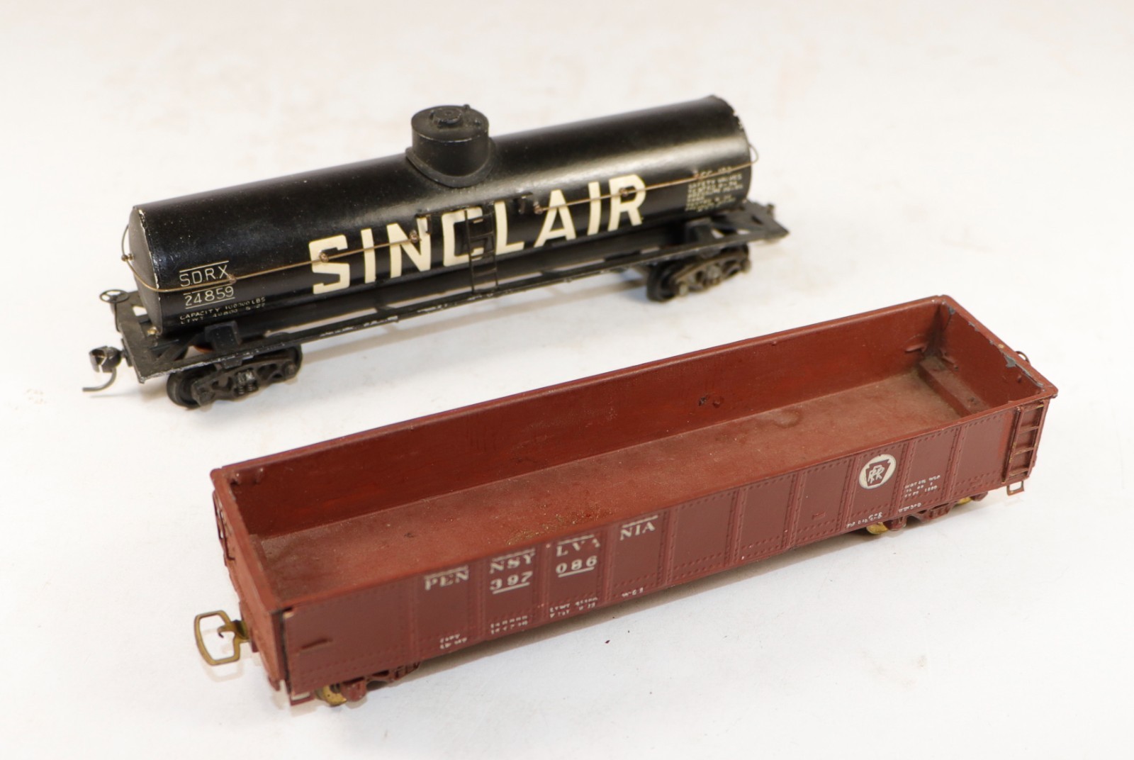(2) Unknown Manufacturer 40′ Tank/Gondola Cars PRR/Sinclair 1/87 HO Scale
