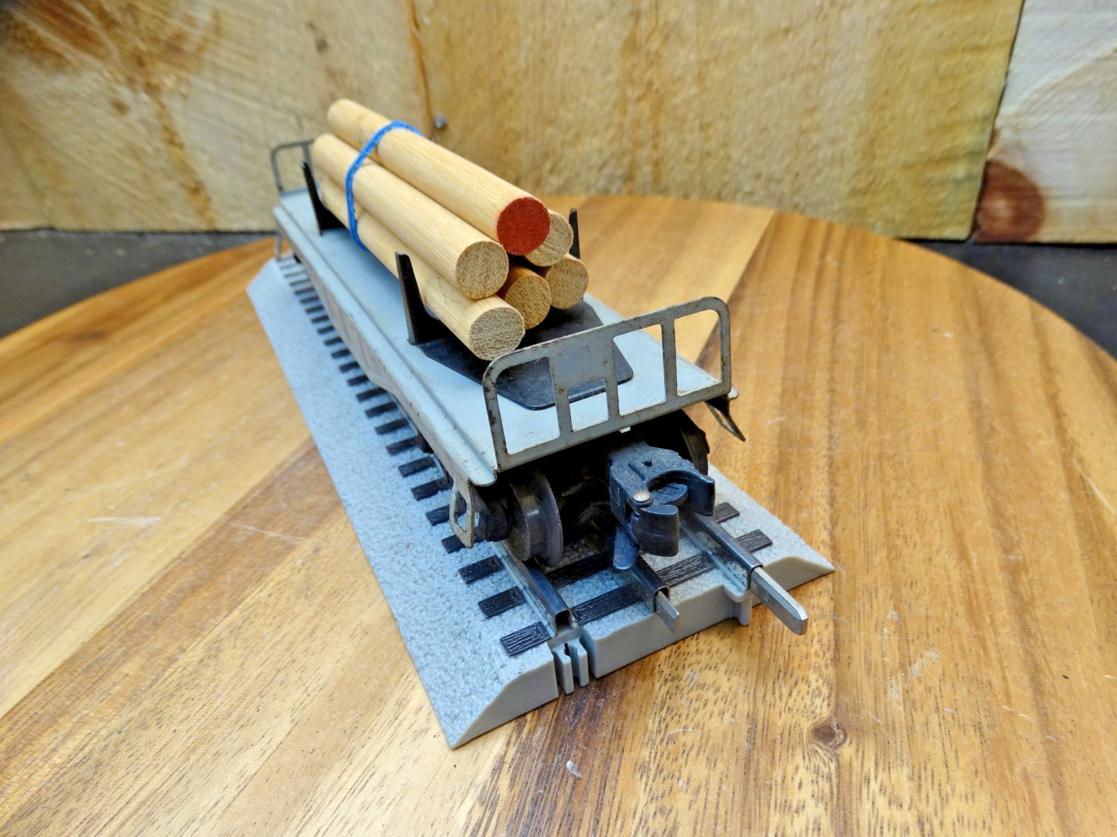 Lionel 027 Gauge All Metal Lionel Bulkhead Flat Car with Cargo