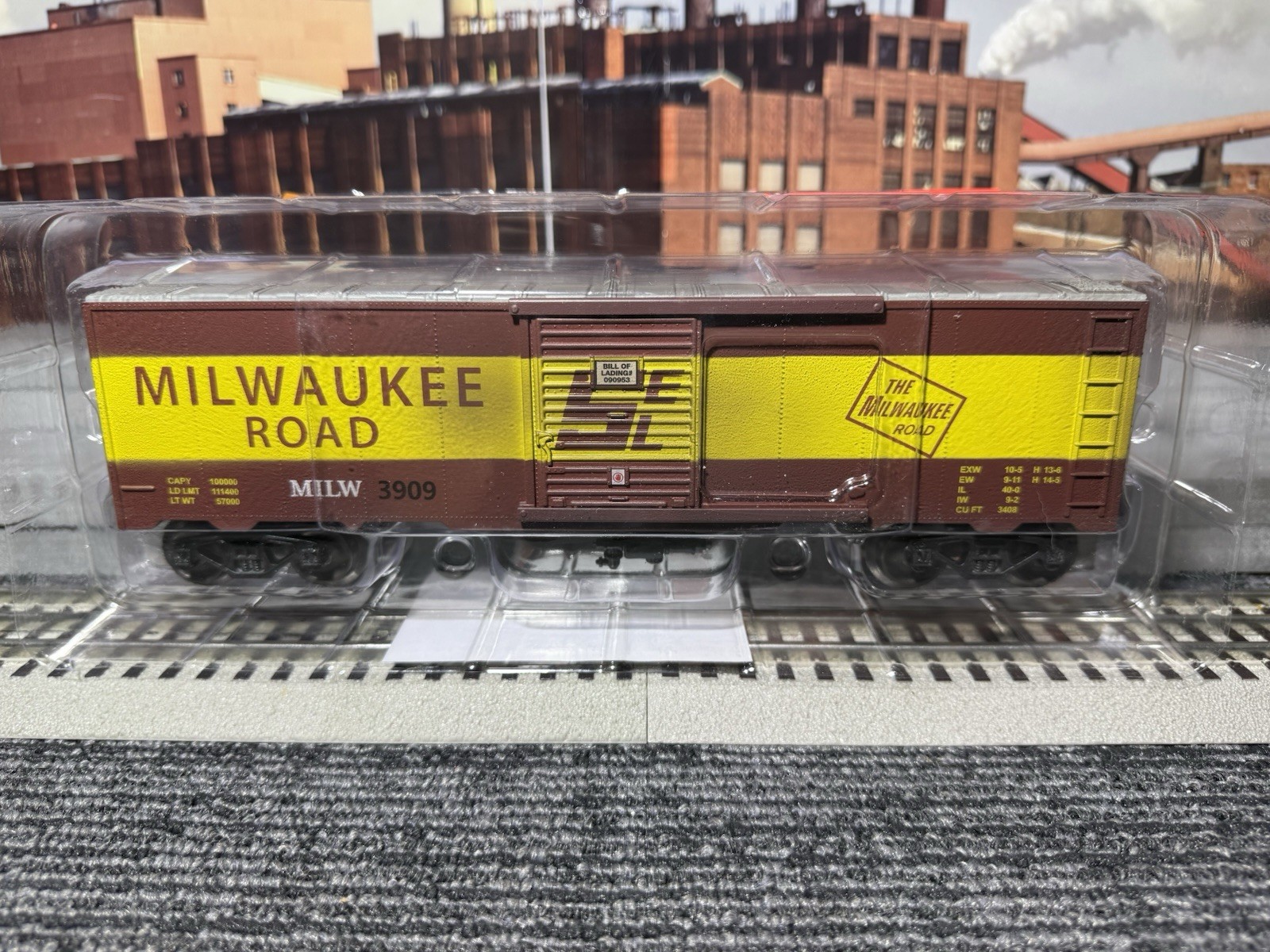 Menards #279-8948 & 279-4418 – Milwaukee Road Coal Hopper & Weathered Boxcar Set