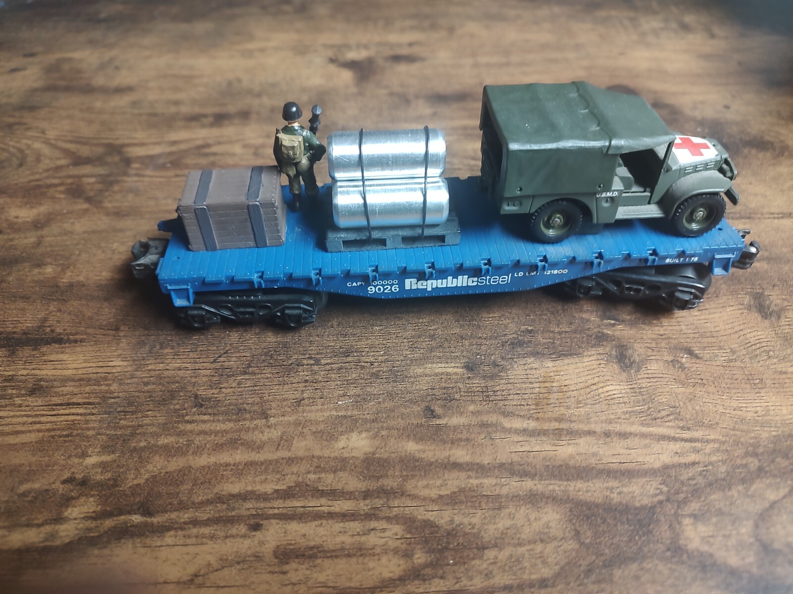 Lionel Republic Steel Flat car with Army Diecast Solida truck w/accessories