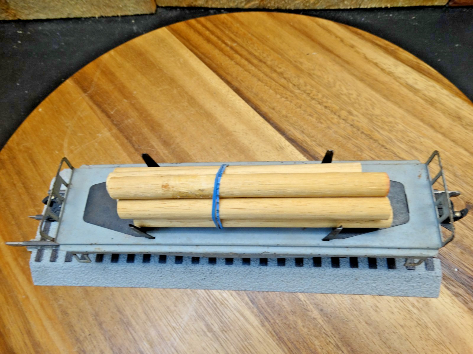 Lionel 027 Gauge All Metal Lionel Bulkhead Flat Car with Cargo