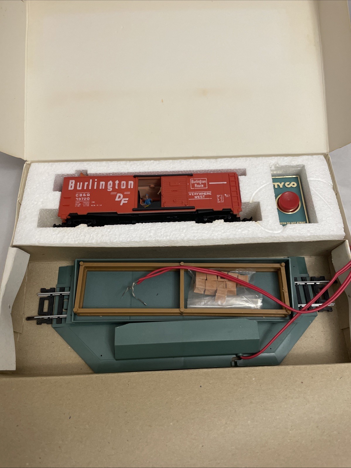 Vtg Tyco 930:900 Freight Unloading Box Car Open Box 1975 HO Scale
