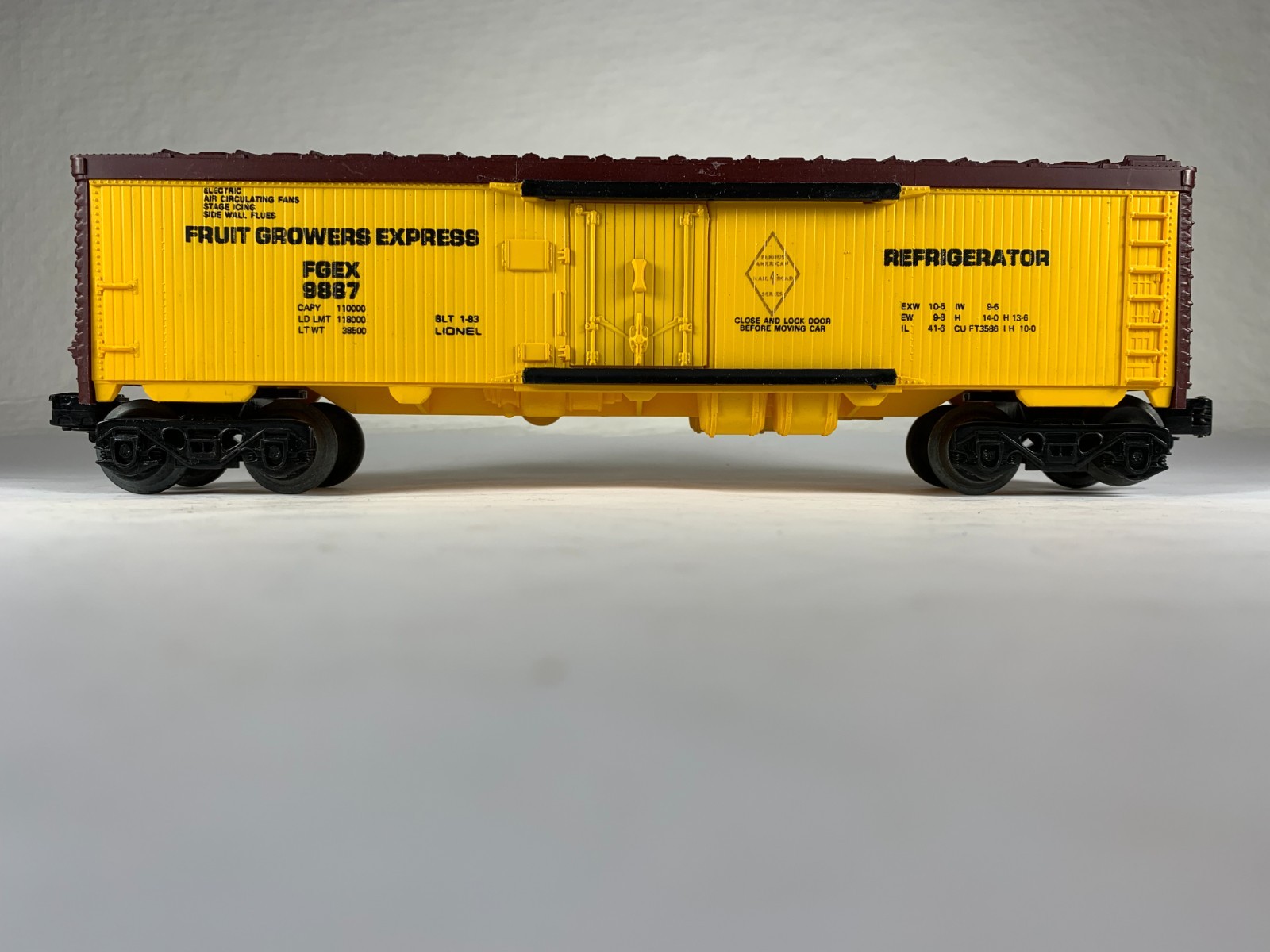 LIONEL 6-9887, FRUIT GROWERS EXPRESS REEFER (1983)