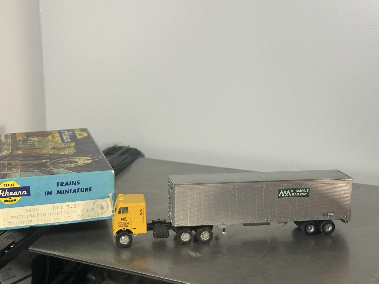 Athearn HO BNT Transport Tractor & Vermont Railway 40’ Trailer. Includes a box