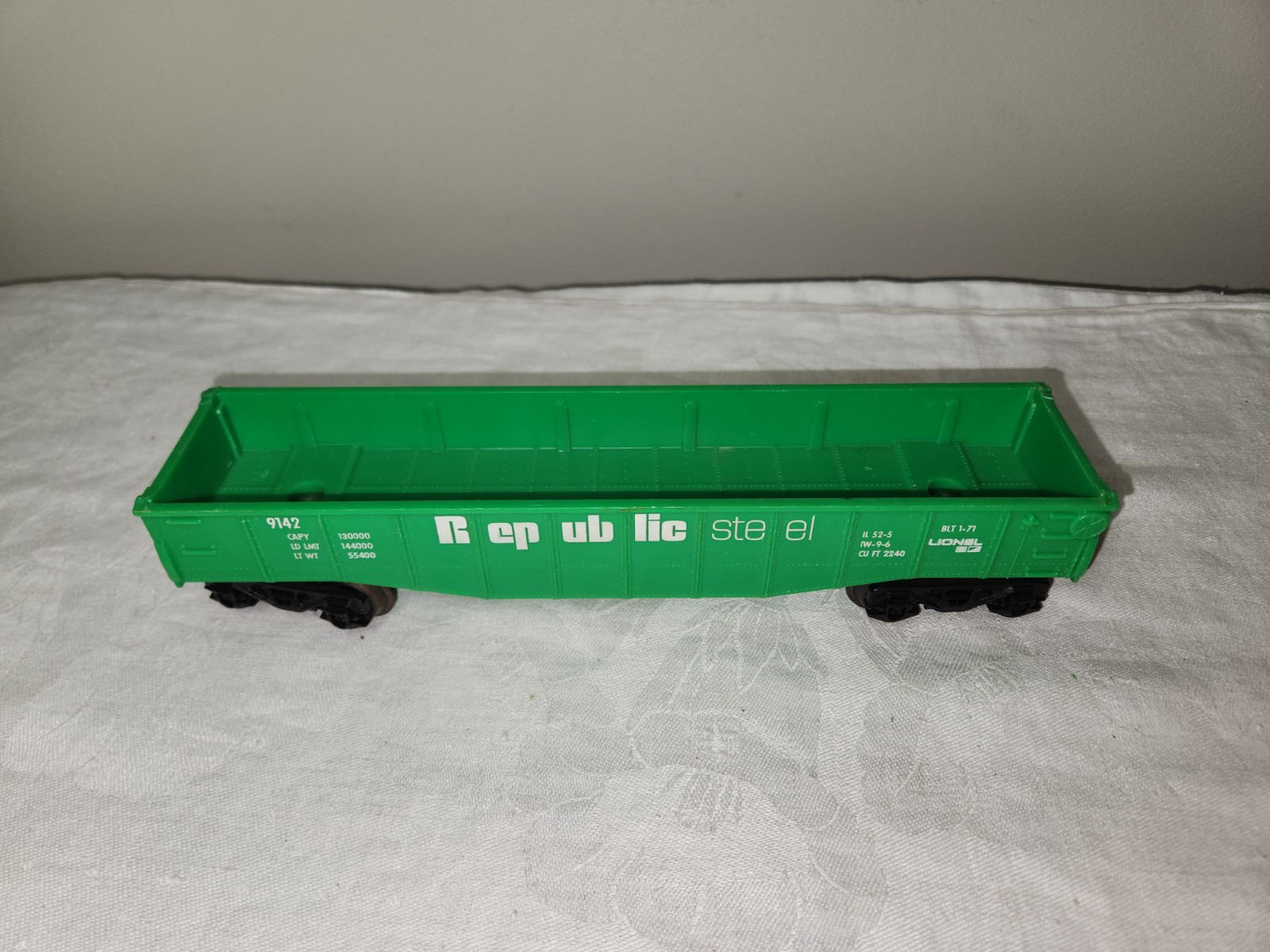 Vintage Lionel O27 Freight Flat Cat Lot with Load Plastic Republic Steel Penn